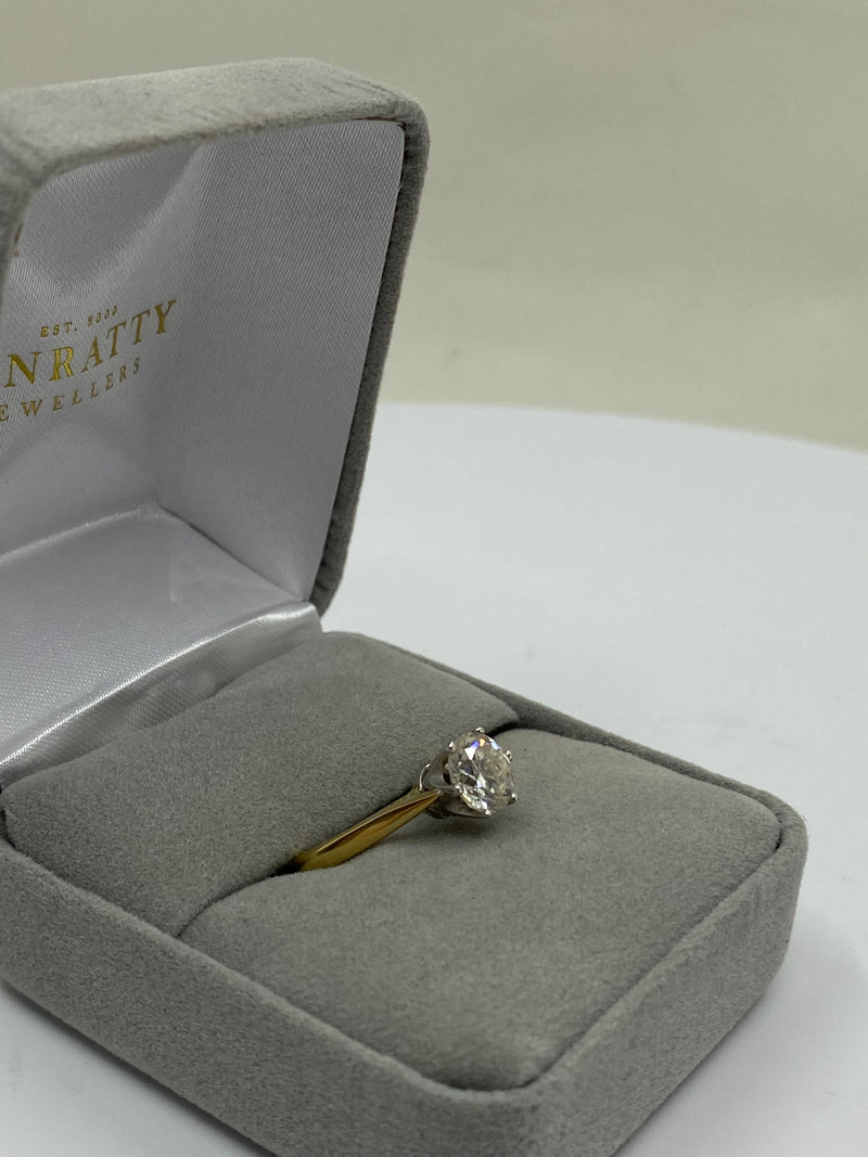 Diamond Ring - 18ct Yellow Gold