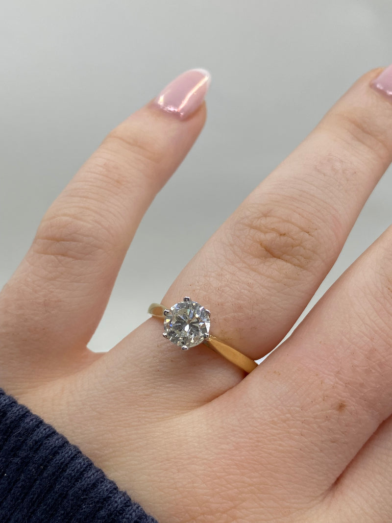Diamond Ring - 18ct Yellow Gold