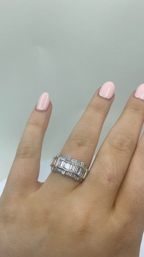 Baguette & Brilliant Cut Diamond Ring - 9ct White Gold