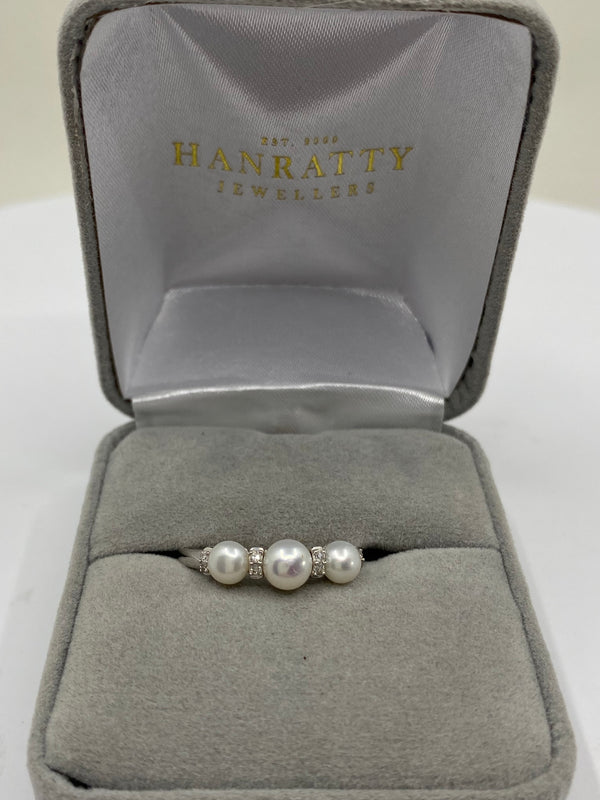 Diamond & Pearl Ring - White Gold