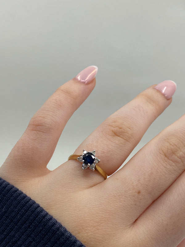 Flower Shaped Wedding Ring - 18ct Gold