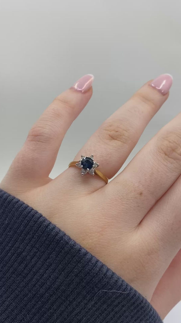 Flower Shaped Wedding Ring - 18ct Gold